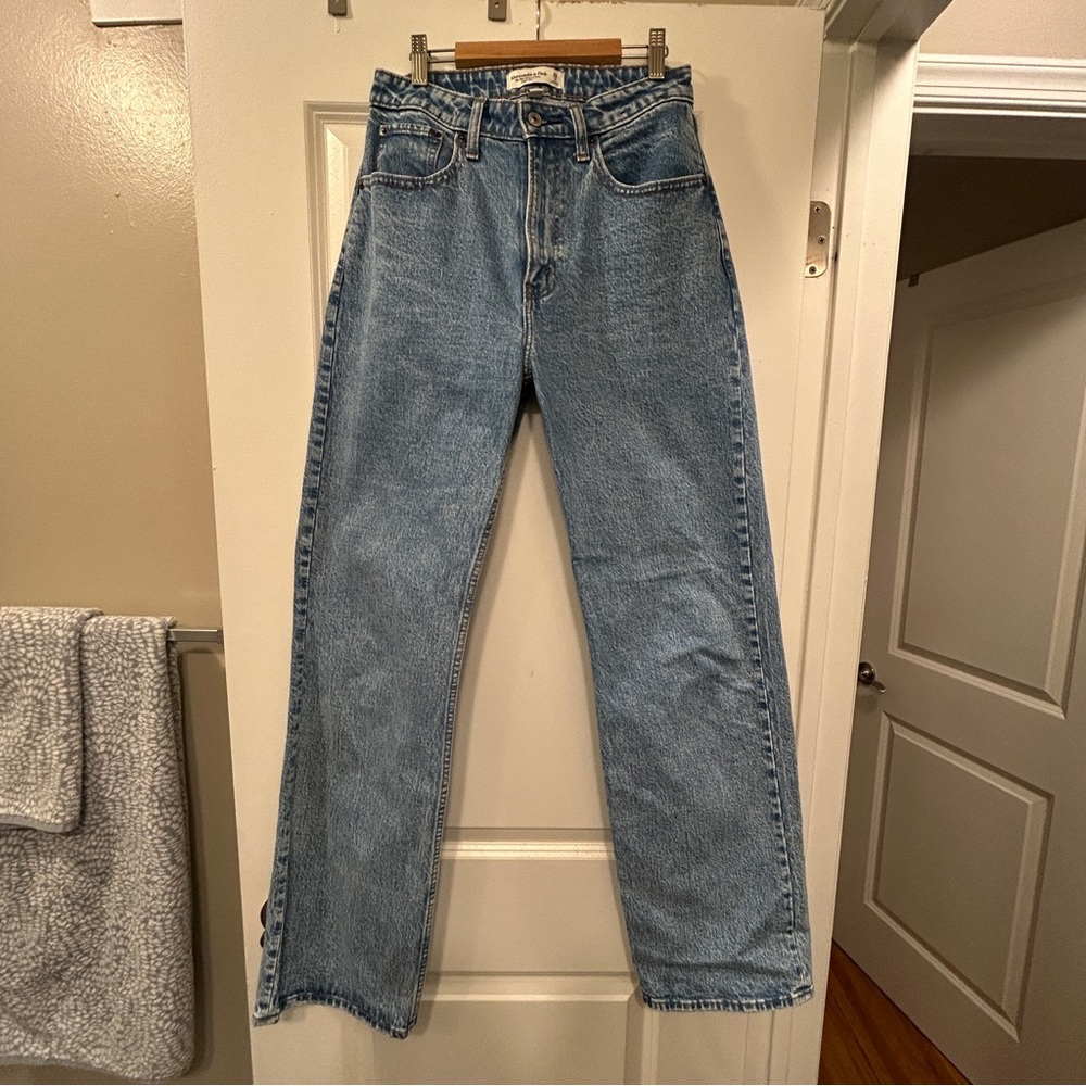Abercrombie & Fitch Curve Love High Rise 90s Straight Leg Jeans in Medium Wash